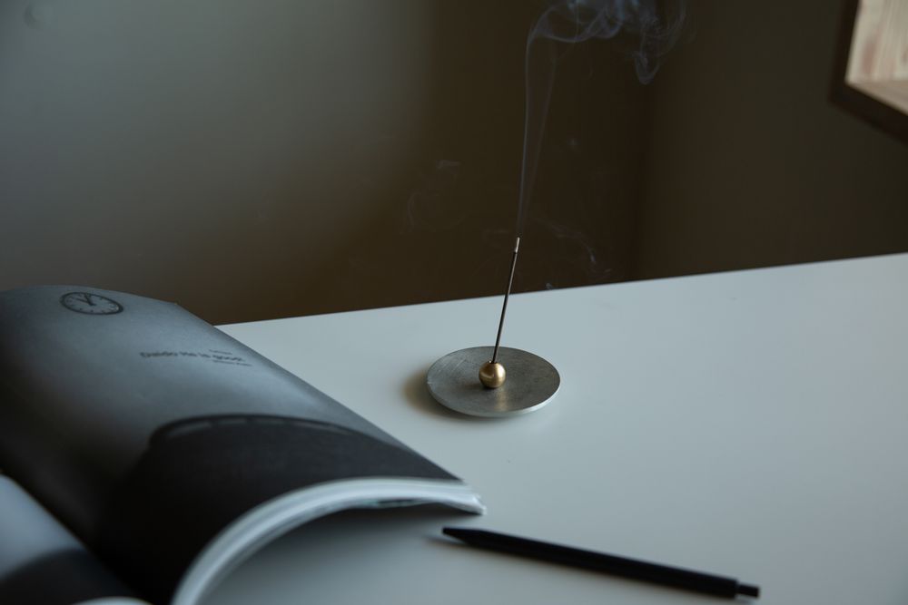 Objets de décoration - Brûleur d'encens laiton/étain - rond - avec bâtonnets d'encens - NOUSAKU