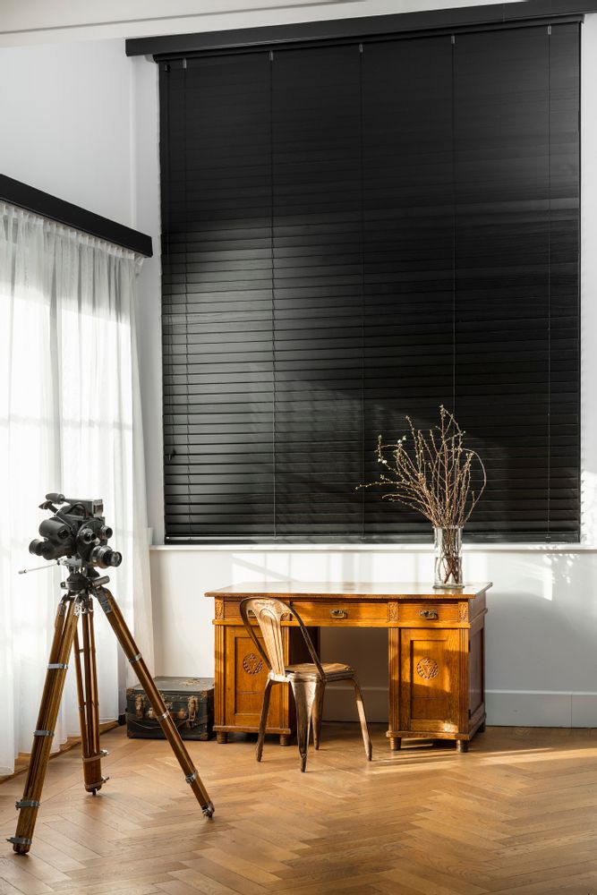 Rideaux et voilages - JASNO BLINDS - Store vénitien en bois personnalisé devant toutes les baies, portes et fenêtres. - JASNO