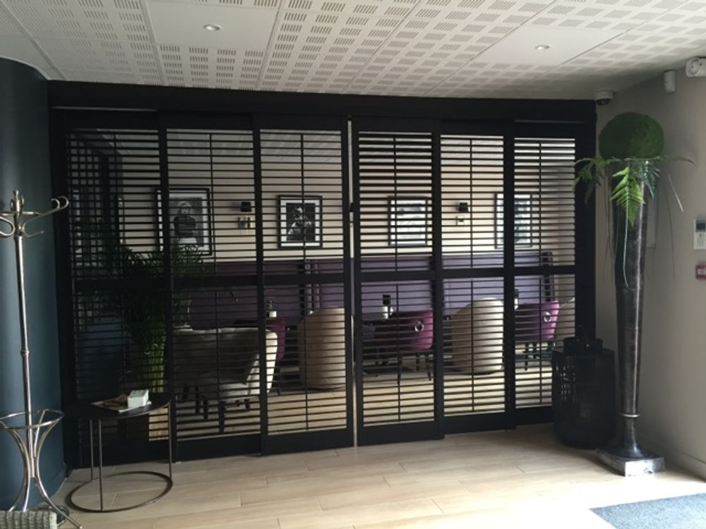 Rideaux et voilages - JASNO SHUTTERS - volet intérieur à persiennes orientables en séparation de pièce et division d'espace - JASNO