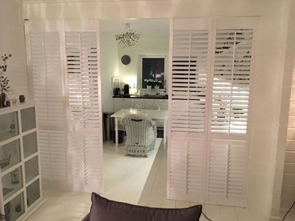 Rideaux et voilages - JASNO SHUTTERS - volet intérieur à persiennes orientables en séparation de pièce et division d'espace - JASNO