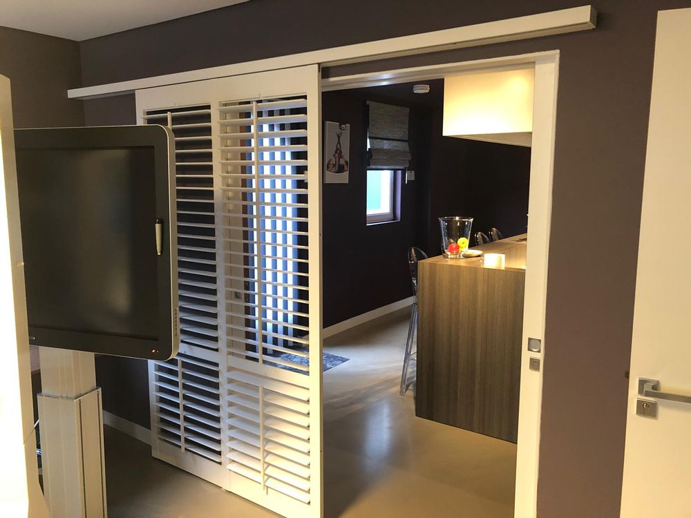 Rideaux et voilages - JASNO SHUTTERS - volet intérieur à persiennes orientables en séparation de pièce et division d'espace - JASNO
