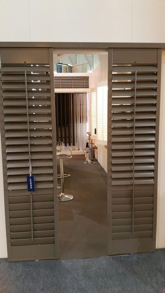 Rideaux et voilages - JASNO SHUTTERS - volet intérieur à persiennes orientables en séparation de pièce et division d'espace - JASNO