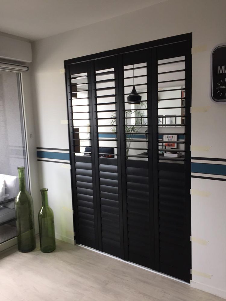 Rideaux et voilages - JASNO SHUTTERS - volet intérieur à persiennes orientables en séparation de pièce et division d'espace - JASNO