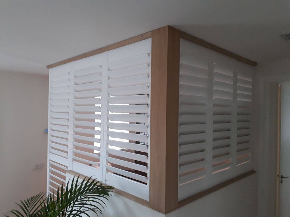 Rideaux et voilages - JASNO SHUTTERS - volet intérieur à persiennes orientables en séparation de pièce et division d'espace - JASNO