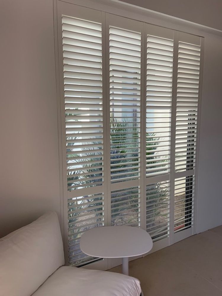 Rideaux et voilages - JASNO SHUTTERS - volet intérieur à persiennes orientables en séparation de pièce et division d'espace - JASNO