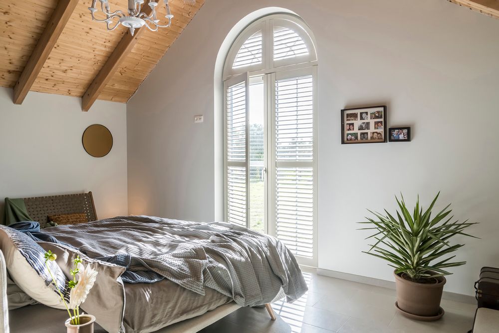 Curtains and window coverings - JASNO SHUTTERS - interior shutter with adjustable curved blinds - JASNO