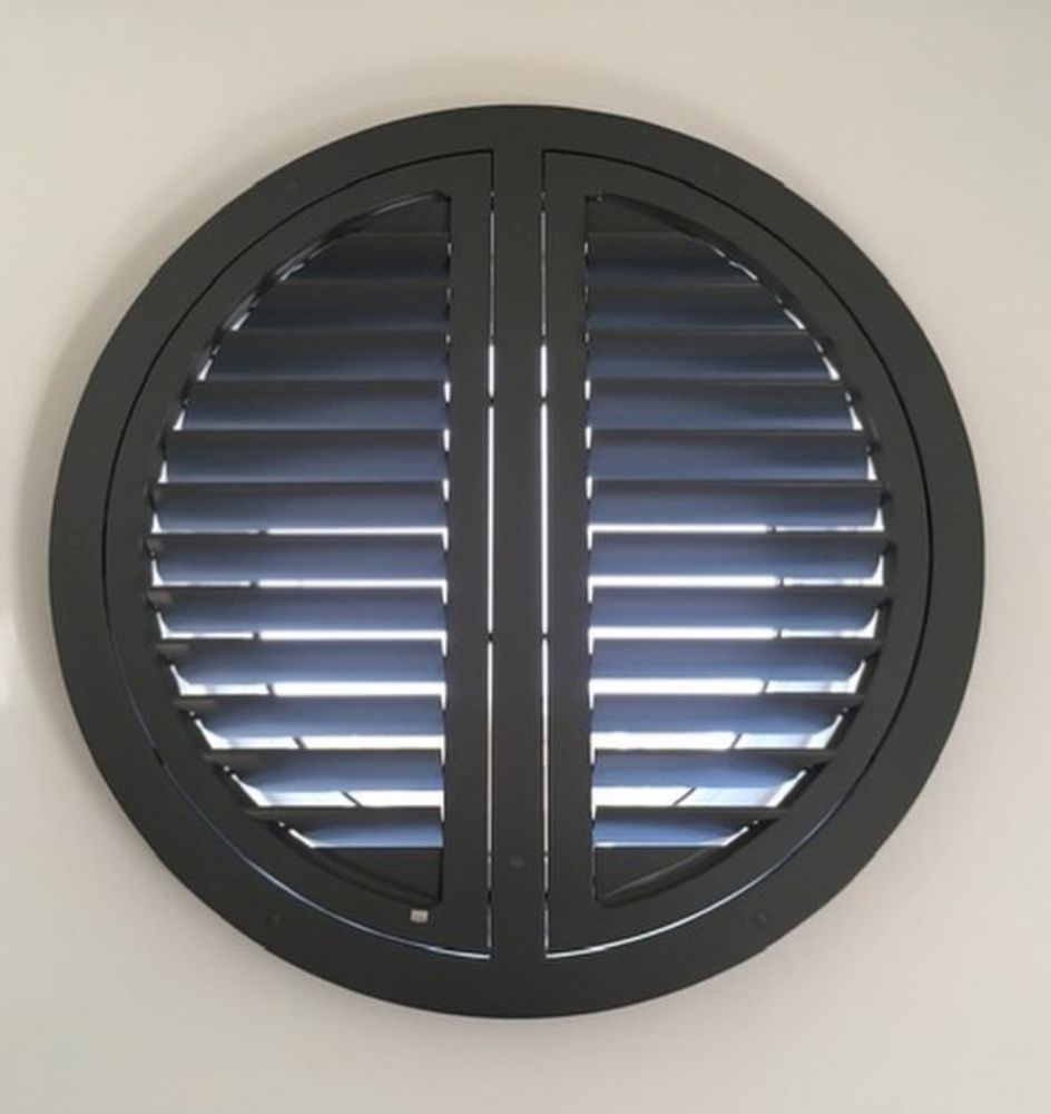 Objets de décoration - JASNO SHUTTERS - volet intérieur à persiennes orientables en Oeil de Boeuf - JASNO