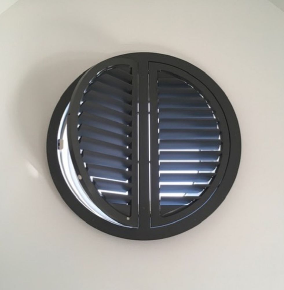Objets de décoration - JASNO SHUTTERS - volet intérieur à persiennes orientables en Oeil de Boeuf - JASNO
