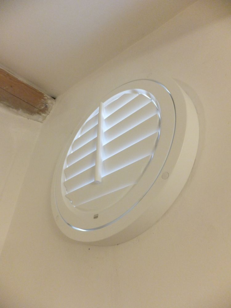 Objets de décoration - JASNO SHUTTERS - volet intérieur à persiennes orientables en Oeil de Boeuf - JASNO