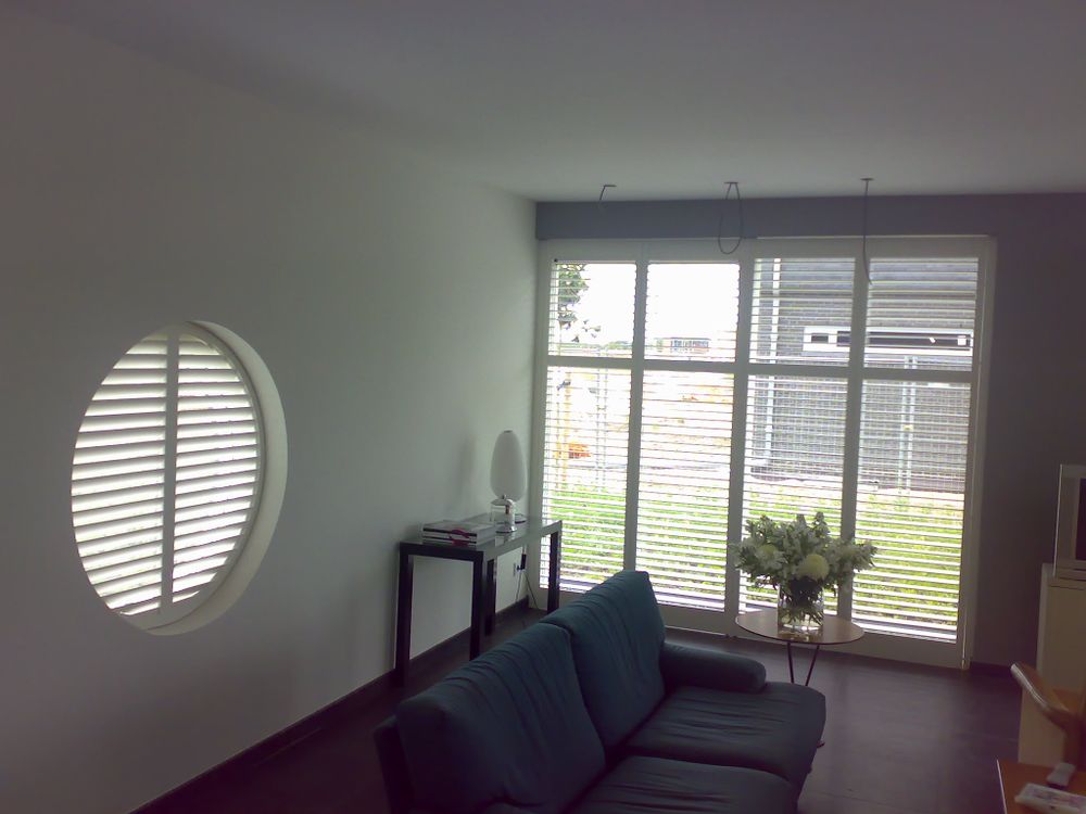 Objets de décoration - JASNO SHUTTERS - volet intérieur à persiennes orientables en Oeil de Boeuf - JASNO