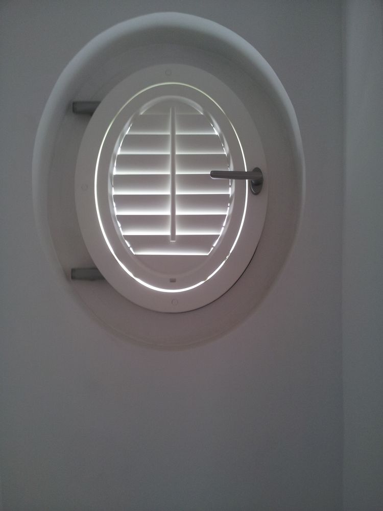 Objets de décoration - JASNO SHUTTERS - volet intérieur à persiennes orientables en Oeil de Boeuf - JASNO