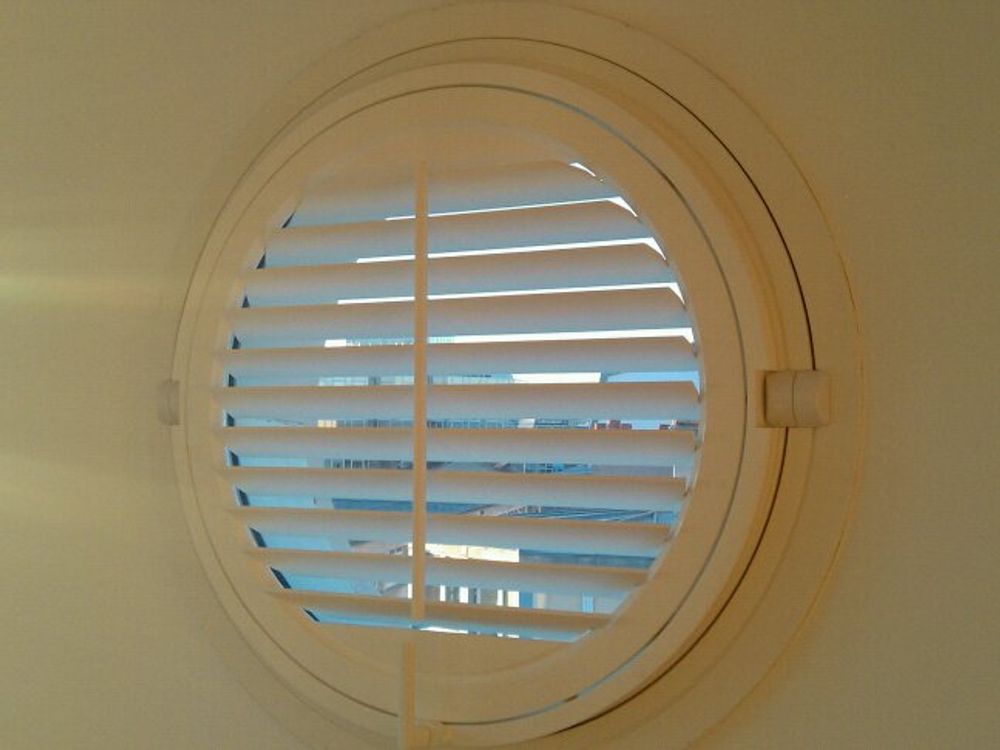 Objets de décoration - JASNO SHUTTERS - volet intérieur à persiennes orientables en Oeil de Boeuf - JASNO