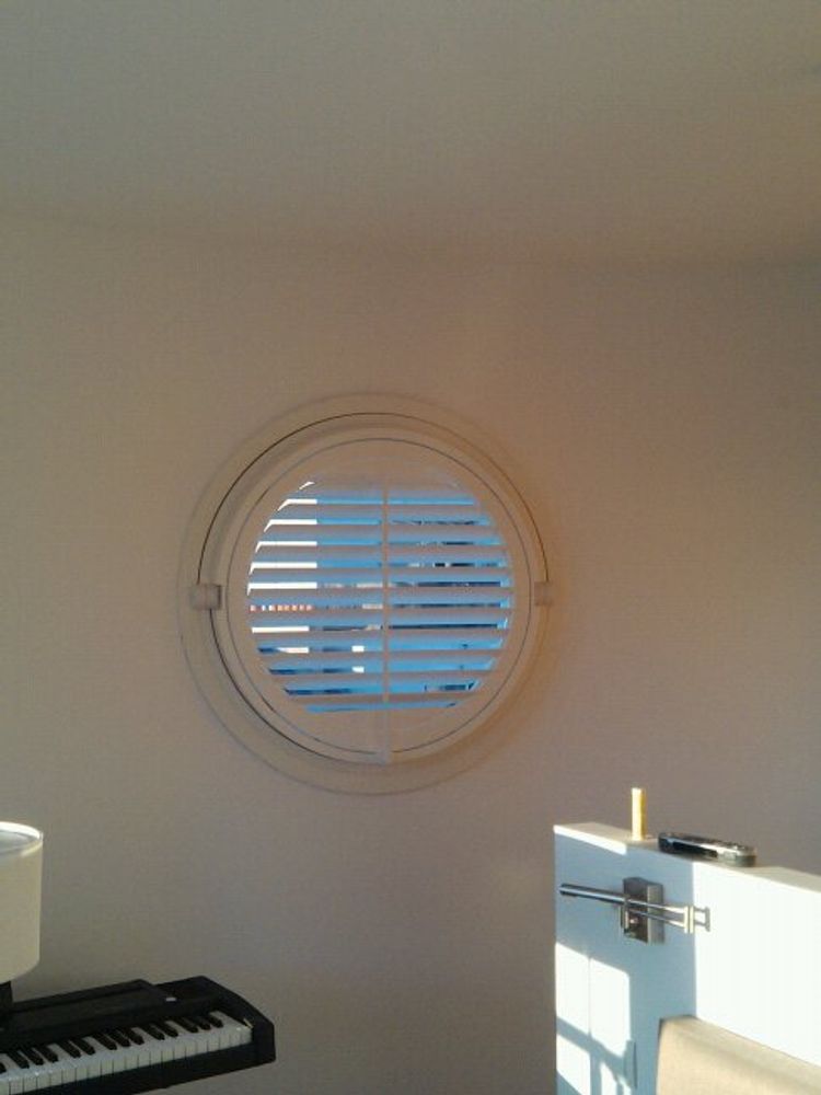 Objets de décoration - JASNO SHUTTERS - volet intérieur à persiennes orientables en Oeil de Boeuf - JASNO