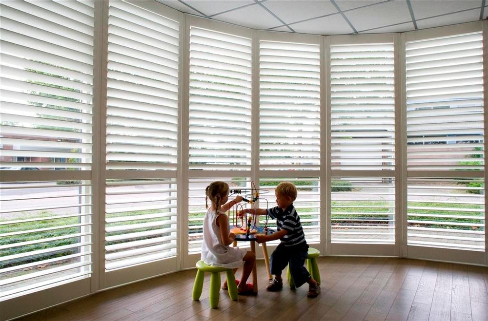 Rideaux et voilages - JASNO SHUTTERS - volet intérieur à persiennes orientables pour les Bow Window et Véranda - JASNO