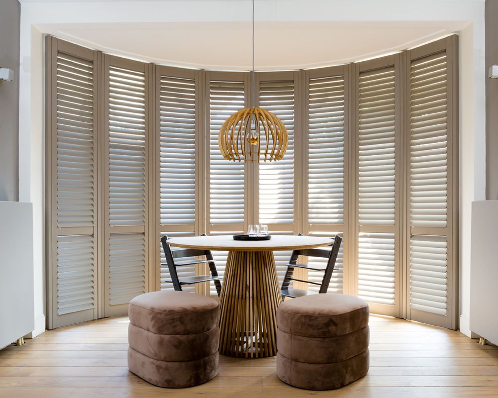 Rideaux et voilages - JASNO SHUTTERS - volet intérieur à persiennes orientables pour les Bow Window et Véranda - JASNO
