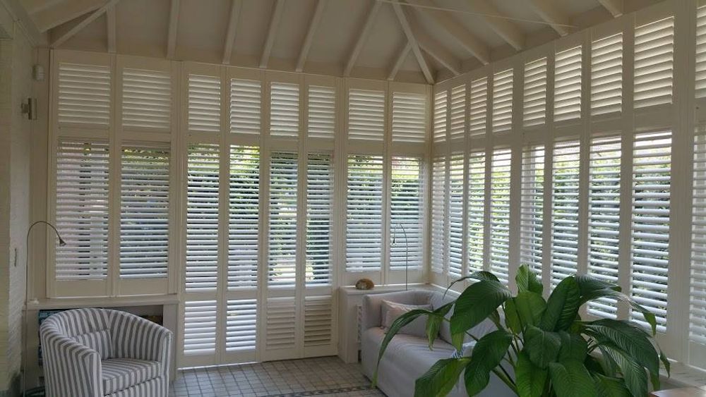 Rideaux et voilages - JASNO SHUTTERS - volet intérieur à persiennes orientables pour les Bow Window et Véranda - JASNO