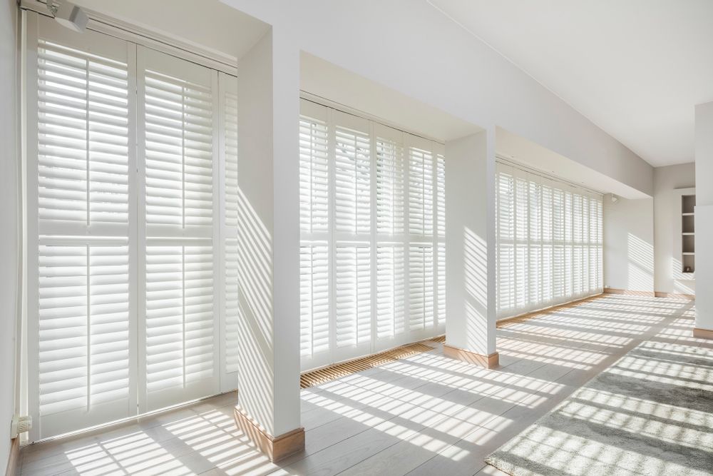 Rideaux et voilages - JASNO SHUTTERS - volet intérieur à persiennes orientables pour les Bow Window et Véranda - JASNO