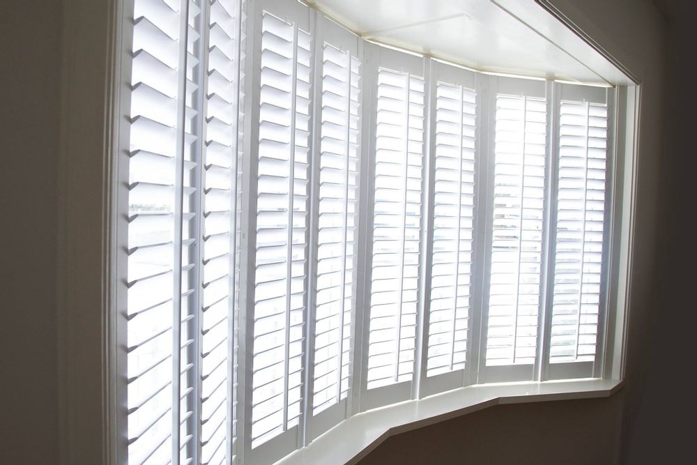 Rideaux et voilages - JASNO SHUTTERS - volet intérieur à persiennes orientables pour les Bow Window et Véranda - JASNO