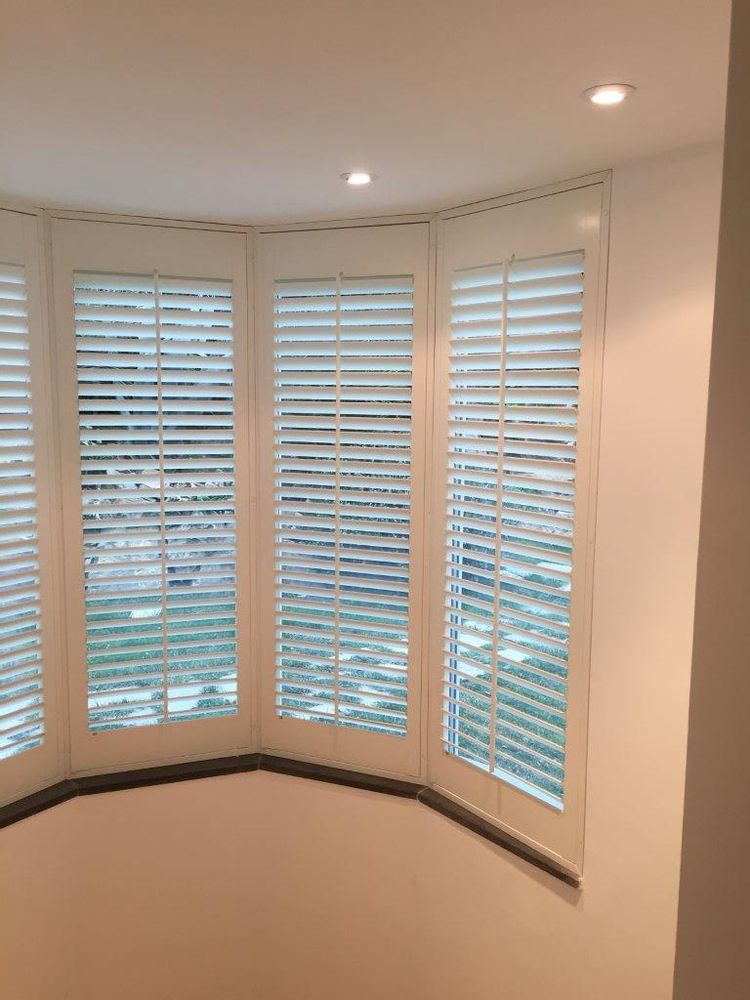 Rideaux et voilages - JASNO SHUTTERS - volet intérieur à persiennes orientables pour les Bow Window et Véranda - JASNO
