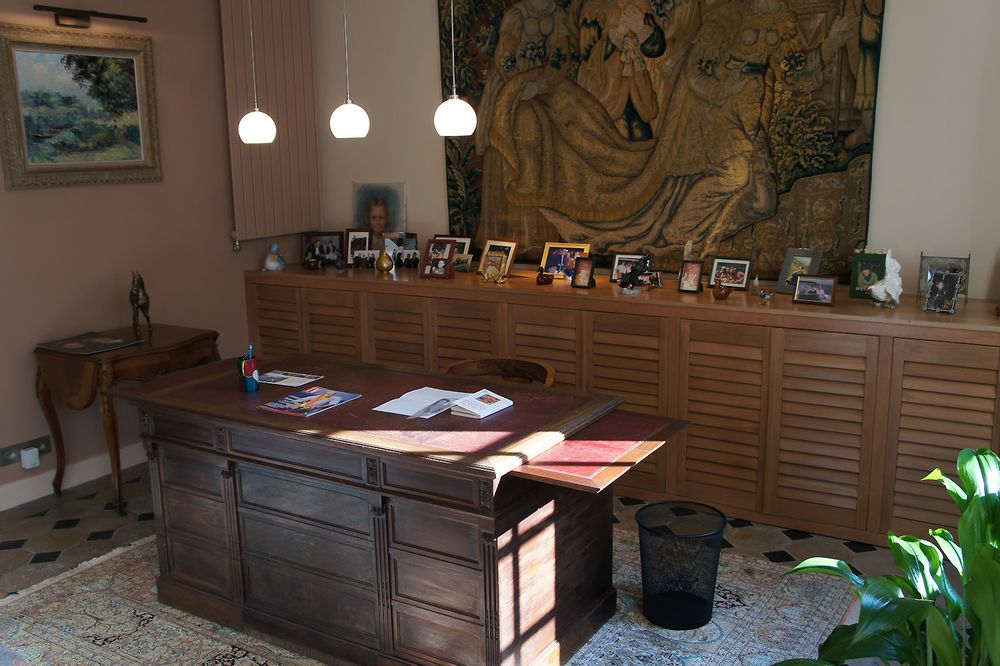 Curtains and window coverings - JASNO SHUTTERS - interior shutter with adjustable shutters in office and workspace - JASNO