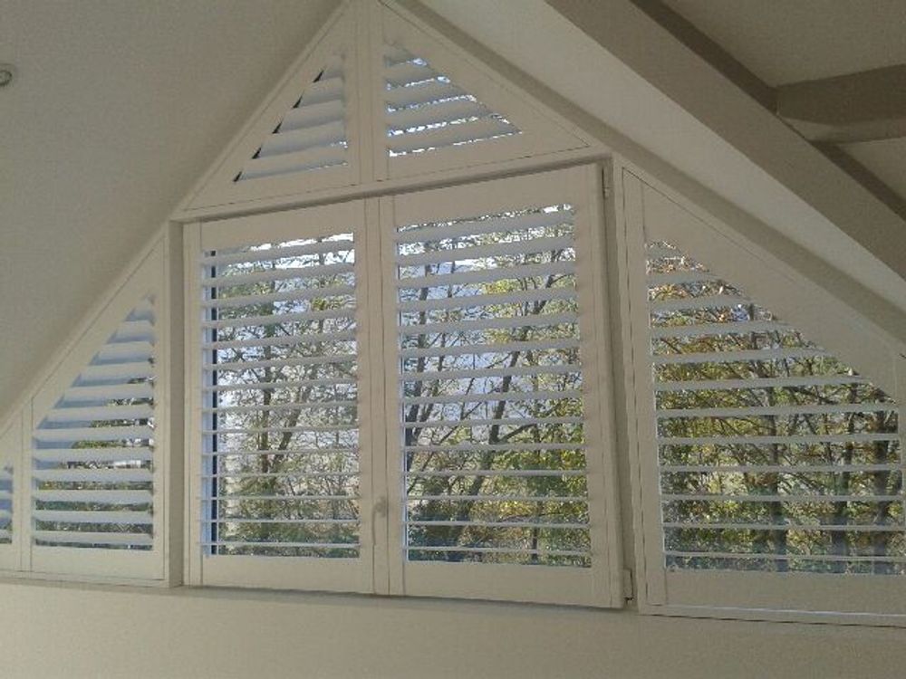 Objets de décoration - JASNO SHUTTERS - volet intérieur à persiennes orientables en applique sur les ouvrants de fenêtre ou porte - JASNO