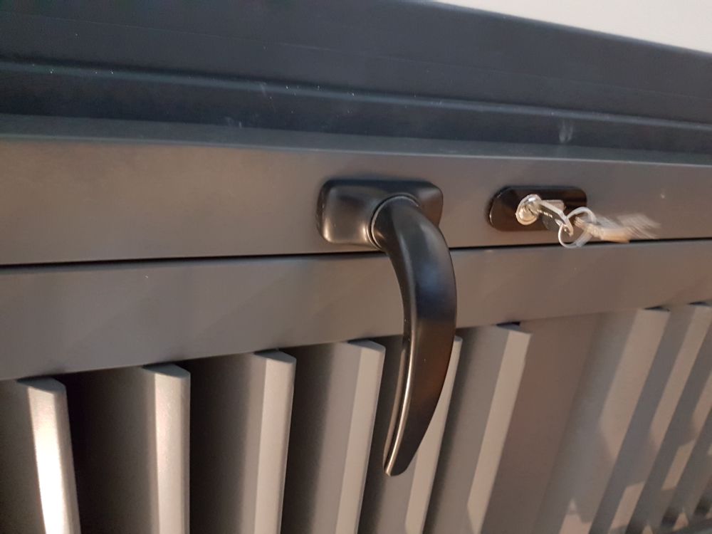 Objets de décoration - JASNO SHUTTERS - volet intérieur à persiennes orientables en applique sur les ouvrants de fenêtre ou porte - JASNO