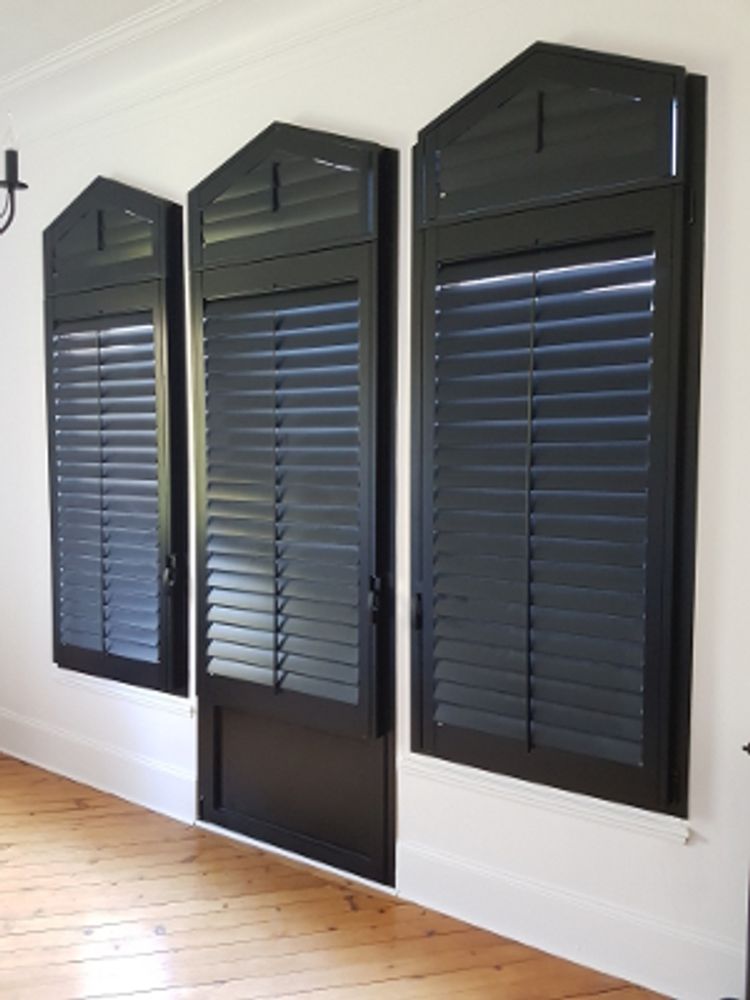 Objets de décoration - JASNO SHUTTERS - volet intérieur à persiennes orientables en applique sur les ouvrants de fenêtre ou porte - JASNO