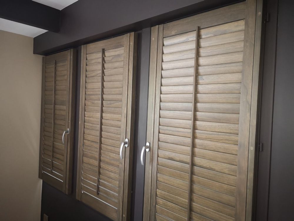 Objets de décoration - JASNO SHUTTERS - volet intérieur à persiennes orientables en applique sur les ouvrants de fenêtre ou porte - JASNO