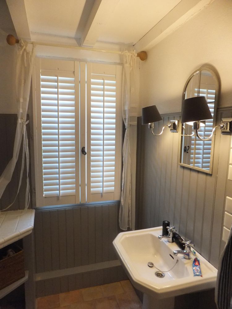 Objets de décoration - JASNO SHUTTERS - volet intérieur à persiennes orientables en applique sur les ouvrants de fenêtre ou porte - JASNO