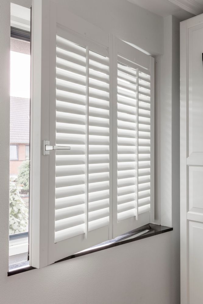 Objets de décoration - JASNO SHUTTERS - volet intérieur à persiennes orientables en applique sur les ouvrants de fenêtre ou porte - JASNO
