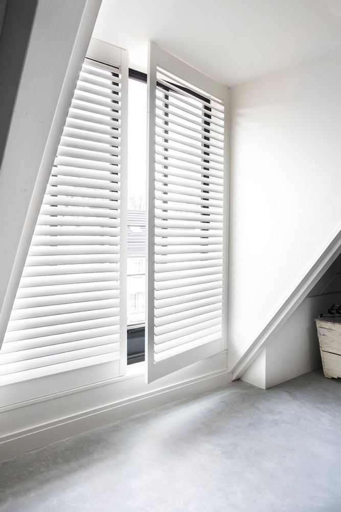 Rideaux et voilages - JASNO SHUTTERS - volet intérieur à persiennes orientables en chien assis - JASNO