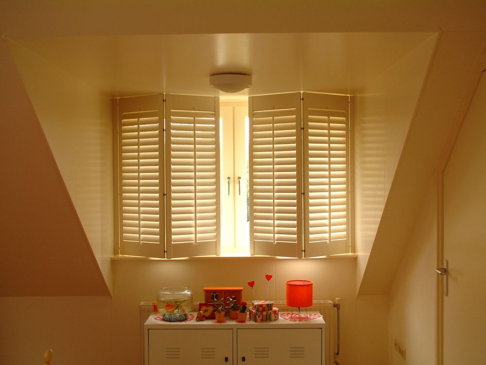Rideaux et voilages - JASNO SHUTTERS - volet intérieur à persiennes orientables en chien assis - JASNO