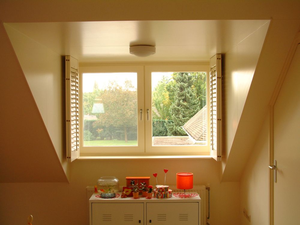 Rideaux et voilages - JASNO SHUTTERS - volet intérieur à persiennes orientables en chien assis - JASNO
