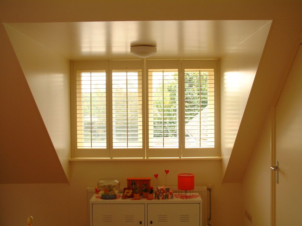 Rideaux et voilages - JASNO SHUTTERS - volet intérieur à persiennes orientables en chien assis - JASNO
