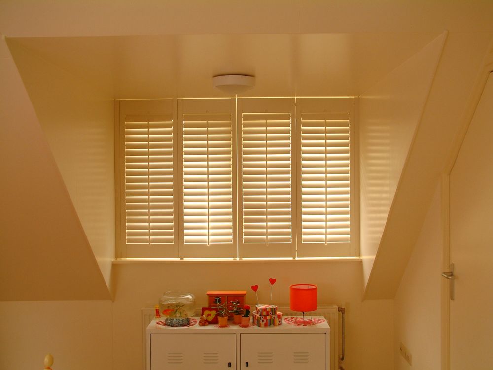 Rideaux et voilages - JASNO SHUTTERS - volet intérieur à persiennes orientables en chien assis - JASNO