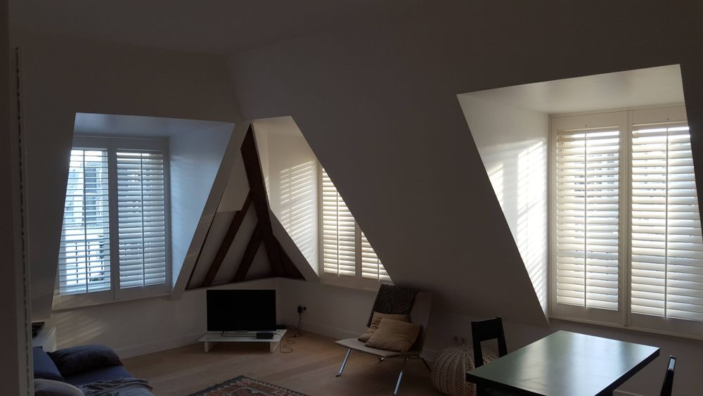 Rideaux et voilages - JASNO SHUTTERS - volet intérieur à persiennes orientables en chien assis - JASNO
