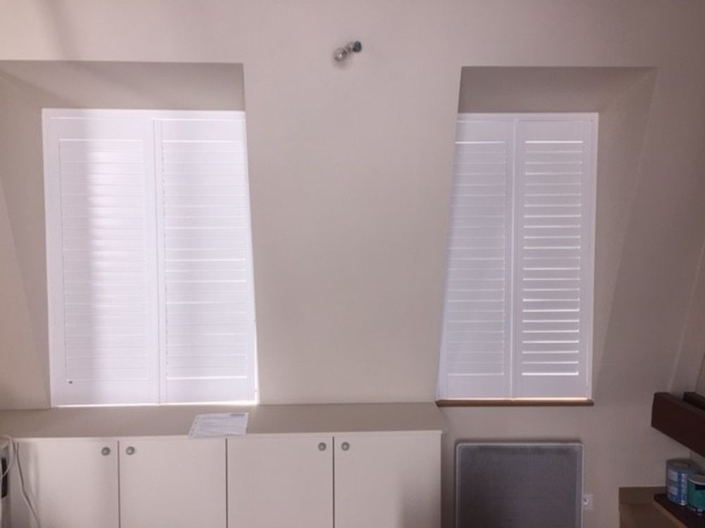 Rideaux et voilages - JASNO SHUTTERS - volet intérieur à persiennes orientables en chien assis - JASNO