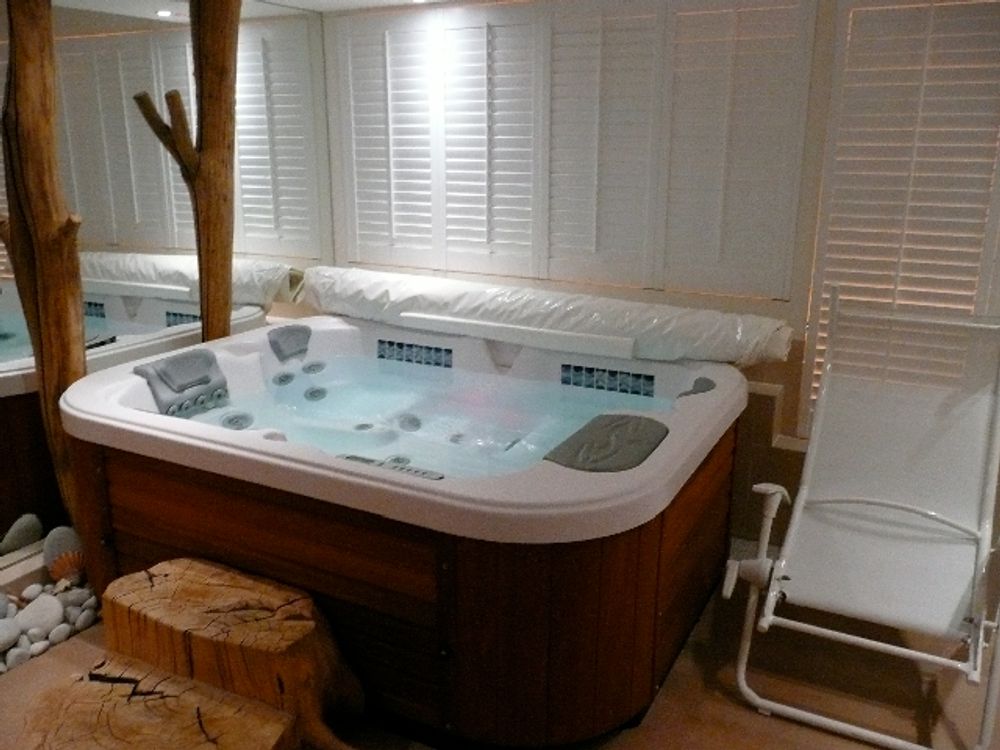 Curtains and window coverings - JASNO SHUTTERS - indoor shutter with adjustable blinds for spa and indoor pool - JASNO
