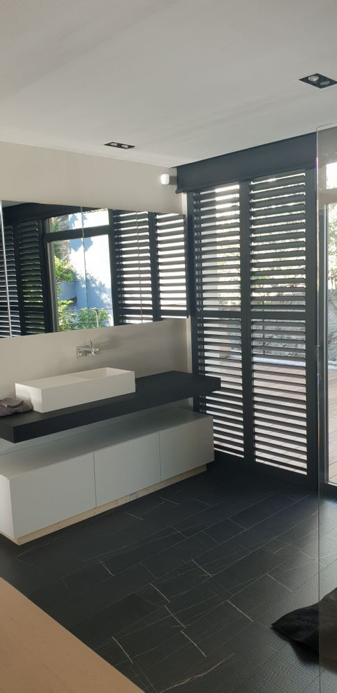 Mounting accessories - JASNO SHUTTERS - interior shutter with adjustable blinds in bathroom - JASNO
