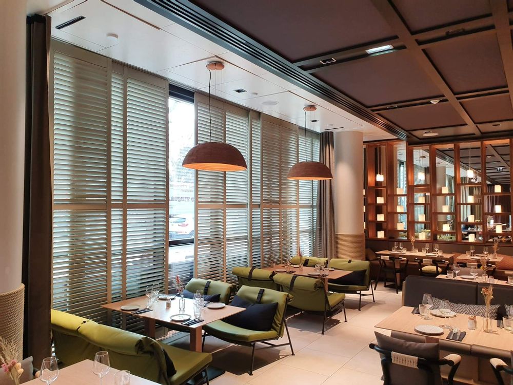 Cloisons - JASNO SHUTTERS - volet intérieur à persiennes orientables en hôtellerie restauration, musés - JASNO