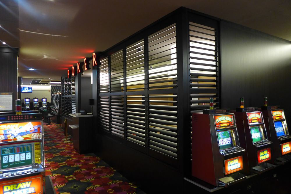Cloisons - JASNO SHUTTERS - volet intérieur à persiennes orientables en hôtellerie restauration, musés - JASNO