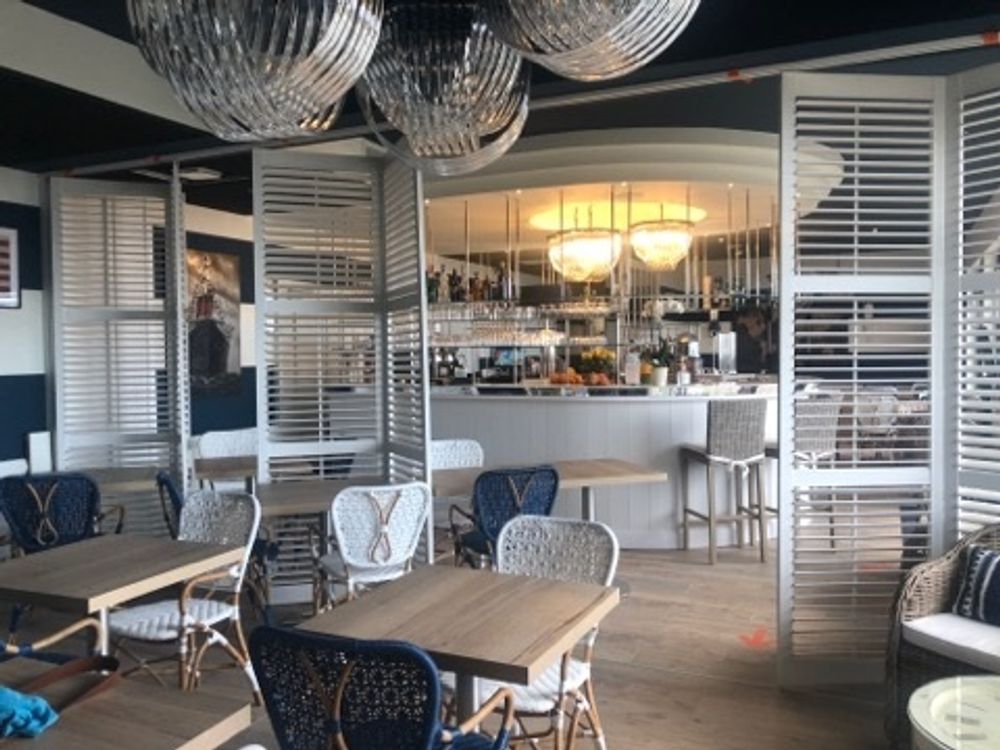 Cloisons - JASNO SHUTTERS - volet intérieur à persiennes orientables en hôtellerie restauration, musés - JASNO