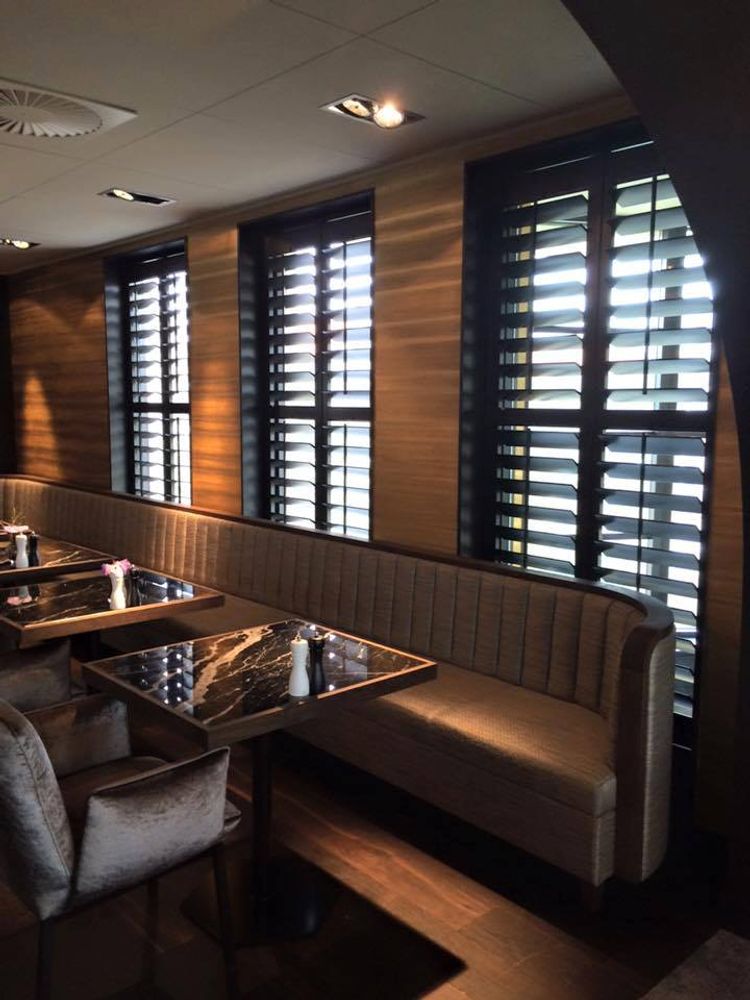 Cloisons - JASNO SHUTTERS - volet intérieur à persiennes orientables en hôtellerie restauration, musés - JASNO