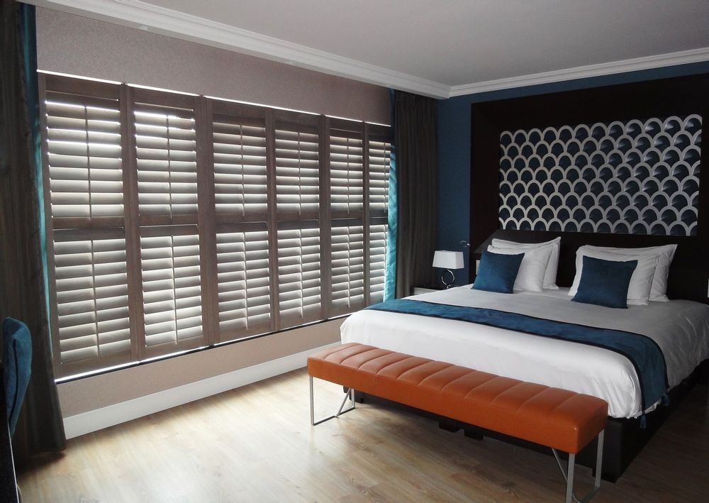 Cloisons - JASNO SHUTTERS - volet intérieur à persiennes orientables en hôtellerie restauration, musés - JASNO