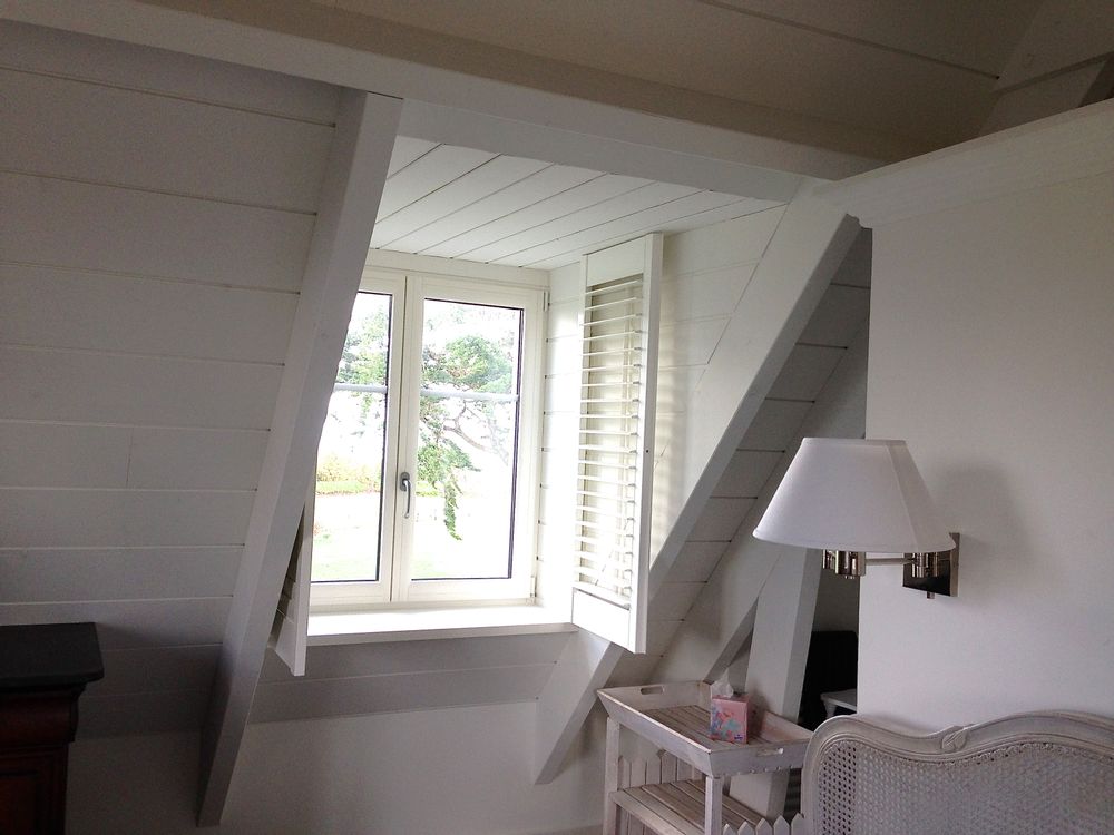 Rideaux et voilages - JASNO SHUTTERS - volet intérieur à persiennes orientables en chien assis - JASNO
