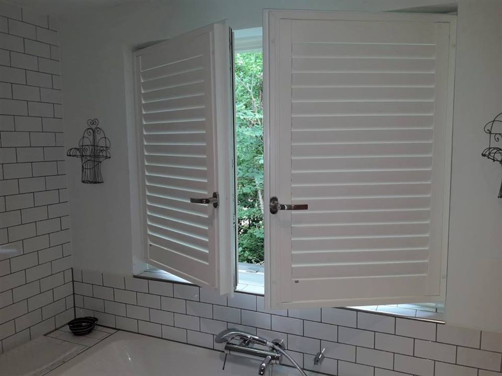 Objets de décoration - JASNO SHUTTERS - volet intérieur à persiennes orientables en applique sur les ouvrants de fenêtre ou porte - JASNO