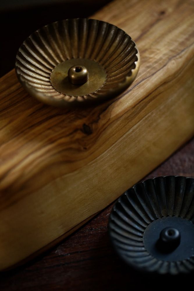 Objets de décoration - GUSOKU - Chrysanthème - Porte-encens laiton - NOUSAKU