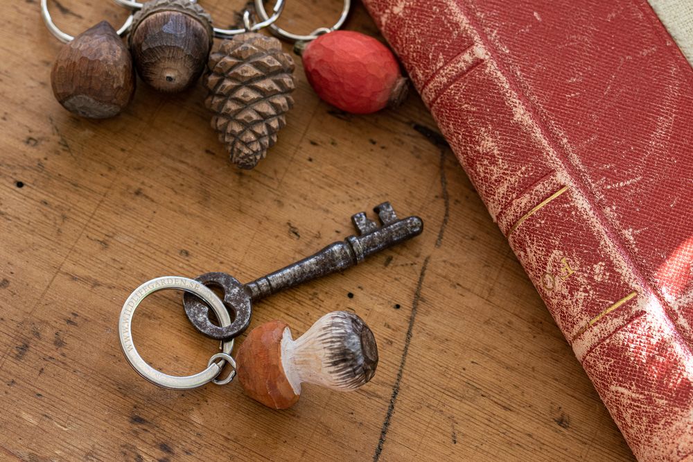 Decorative objects - Wooden Keyrings - WILDLIFE GARDEN