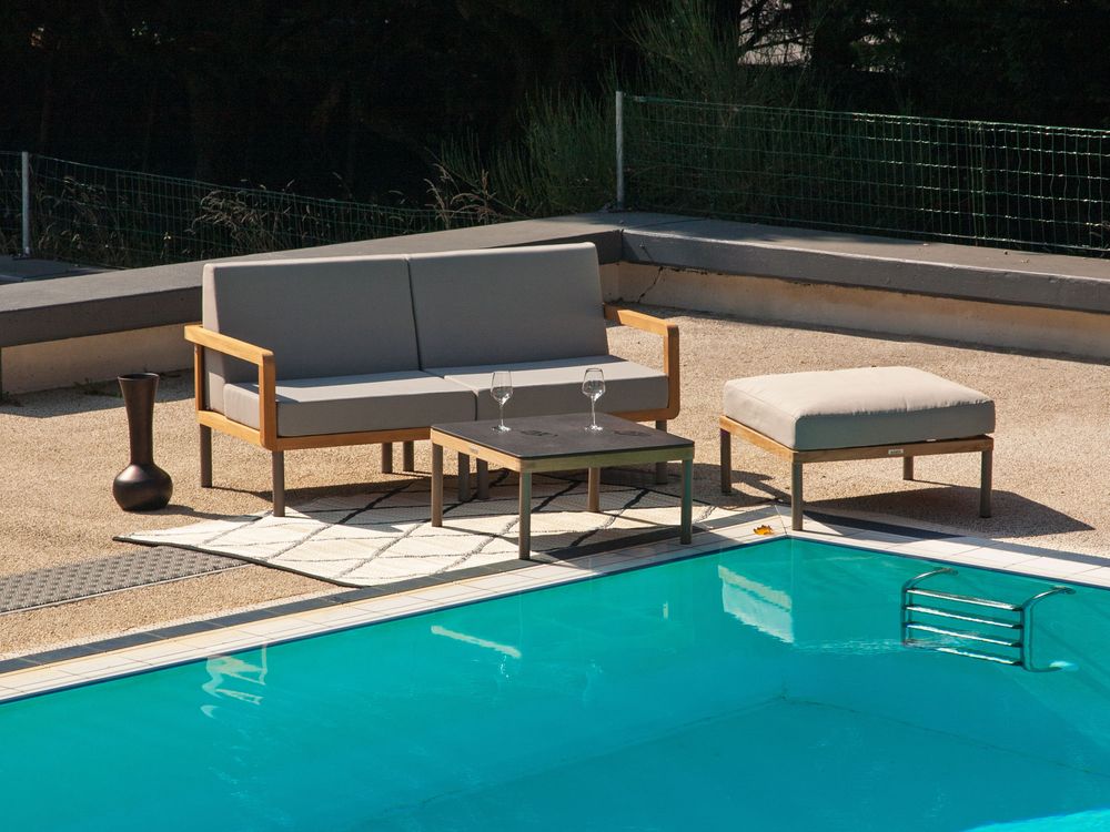 Tables Salle à Manger - Table basse carrée en teck massif pour Salon de jardin Kallysta, avec pieds en aluminium thermo-lacqué gris taupe et plateau stratifié anthracite - EZEÏS