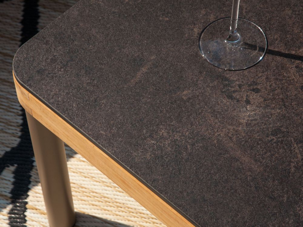 Tables Salle à Manger - Table basse carrée en teck massif pour Salon de jardin Kallysta, avec pieds en aluminium thermo-lacqué gris taupe et plateau stratifié anthracite - EZEÏS